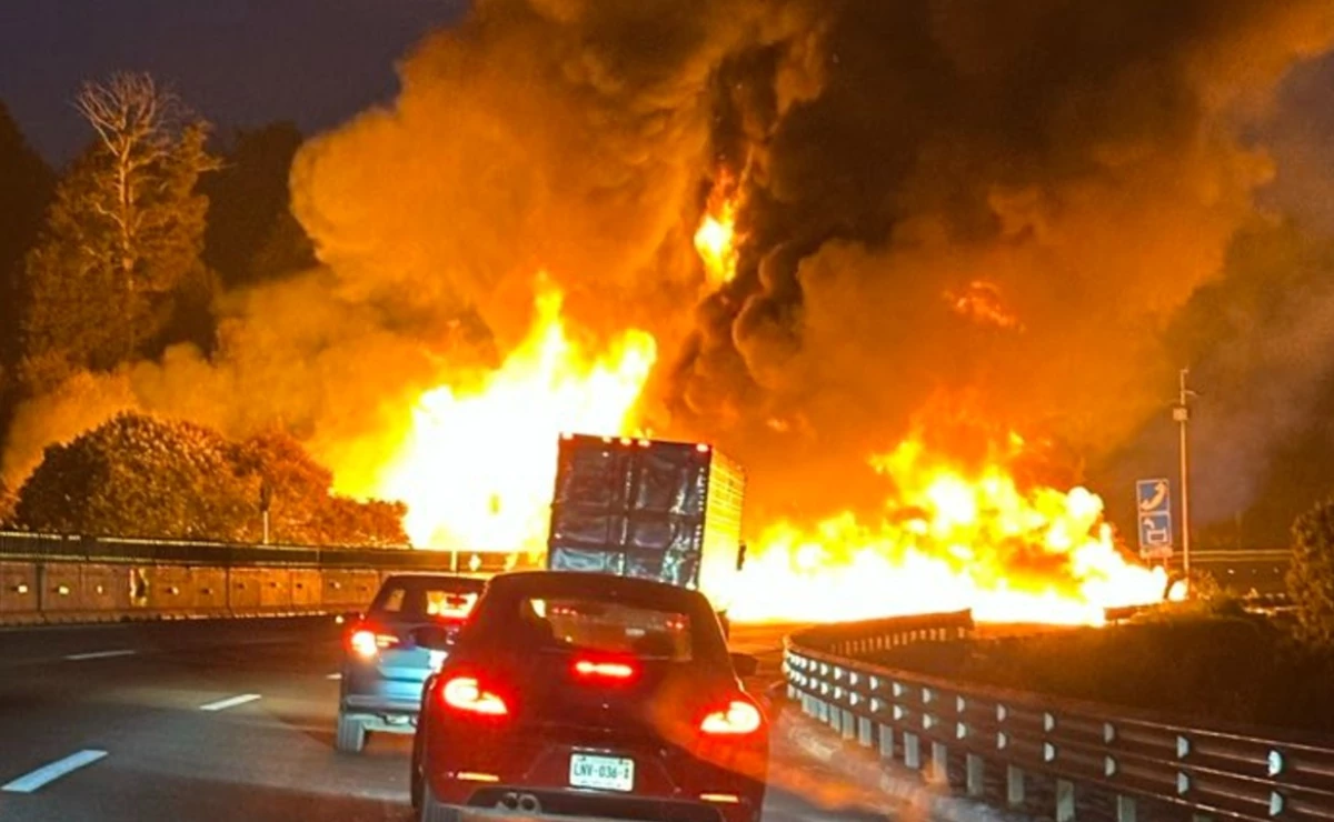 Cierre total en la México-Puebla por la volcadura e incendio de una pipa de combustible en Ixtapaluca