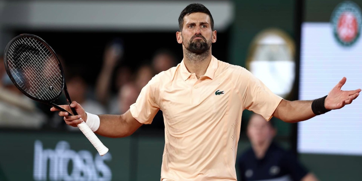 Novak Djokovic avanza en Roland Garros tras tenso cruce con el público