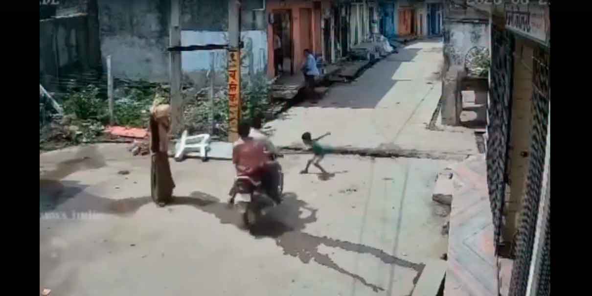Motociclista iba como 'rayo' y atropella a un niño con impacto brutal