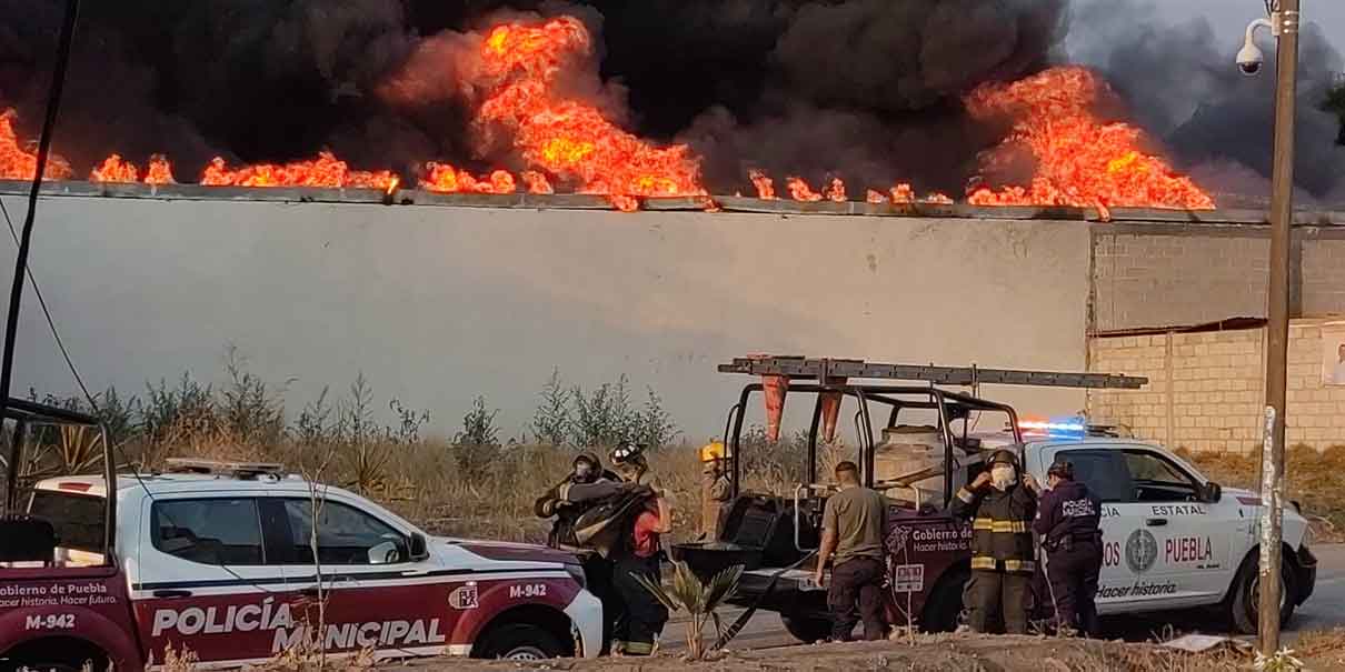 Fuerte incendio consume una fábrica de veladoras en Texmelucan