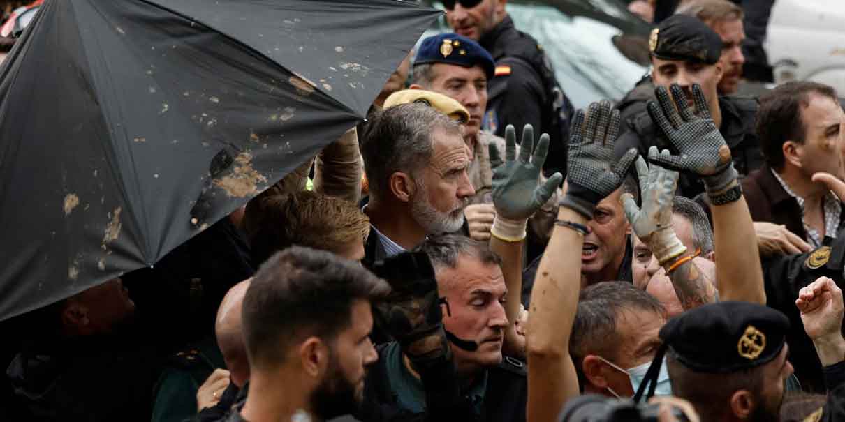 Lanzan lodo e insultos al rey de España en visita a zona damnificada por inundaciones