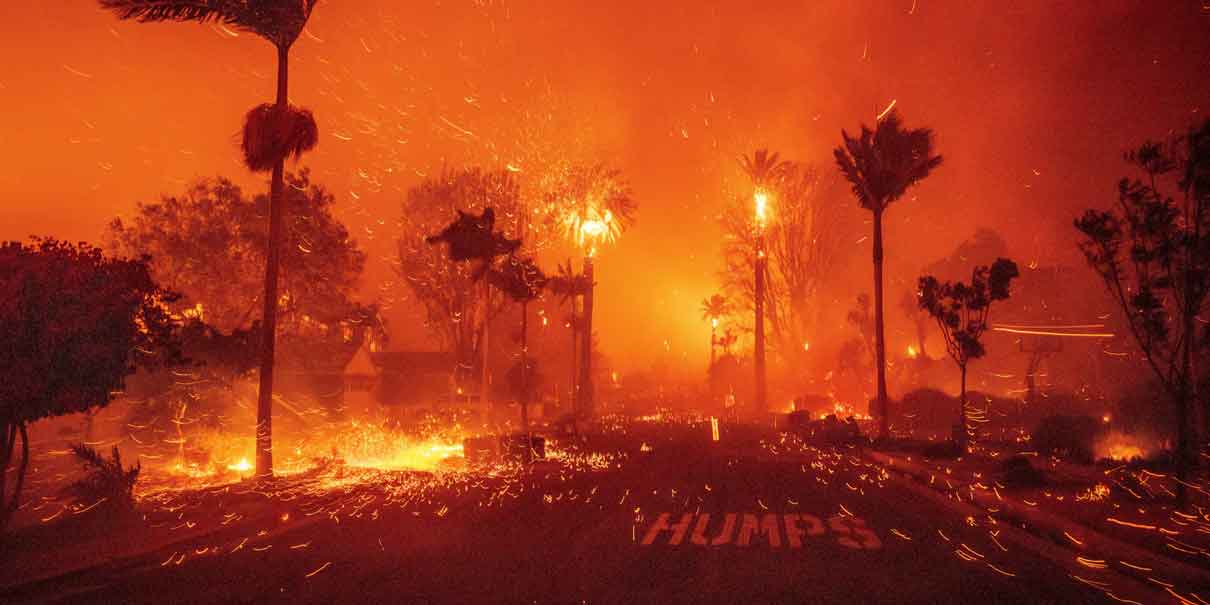 un incendio que avanza sin control en el Los Ángeles destruye decenas de viviendas y obliga a evacuar a miles de personas