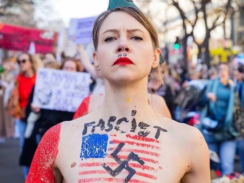 FEMEN, desnudez y acción para visibilizar la opresión de las mujeres La FEMEN es un movimiento feminista internacional fundado en Ucrania en 2008, pero que ha tenido una notable presencia en Francia. Se caracteriza por sus acciones radicales, principalmente protestas desnudas o semidesnudas, para llamar la atención sobre diversas causas feministas y de derechos humanos. Las mujeres que forman parte de FEMEN suelen llevar consignas escritas en sus cuerpos y emplean el desnudo como una forma de desafío visual contra la opresión patriarcal y social.  El grupo se hizo conocido a nivel mundial debido a sus intervenciones públicas en lugares como plazas, iglesias, instituciones gubernamentales y otros espacios públicos. Sus temas de lucha incluyen la lucha contra la violencia de género, la opresión sexual, la explotación de las mujeres, la religión, la dictadura, y la igualdad de derechos.  Aunque FEMEN tiene su origen en Ucrania, su sede principal se trasladó a París en 2013. Desde entonces, la organización ha mantenido una presencia activa en varios países, a menudo realizando protestas en las que desafían las convenciones sociales y políticas. Aunque sus tácticas y la forma de protesta a menudo han sido controvertidas, la FEMEN ha logrado visibilizar temas feministas a nivel global