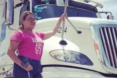 El libro “Reinas de la 57” y el documental “La Pipera” dedicados a las mujeres del volante
