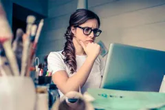 Estar siempre disponible para el trabajo: el lado oscuro de la adicción laboral