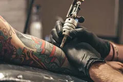 Riesgos de los TATUAJES: Expertos alertan sobre la falta de regulación en las tintas