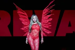 Con ritmo latino, Karol G conquista la pasarela del Victoria’s Secret Fashion Show 2025