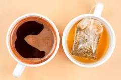 ¿Té o café? Descubre qué fortalece los huesos de mujeres mayores, según estudio 