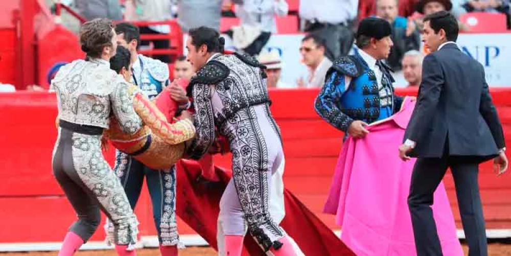 Torero Héctor Gutiérrez sufre cornada en la femoral durante corrida en la Plaza México