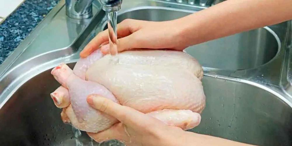 Por qué lavar el pollo crudo incrementa el riesgo de contraer Síndrome de Guillain-Barré