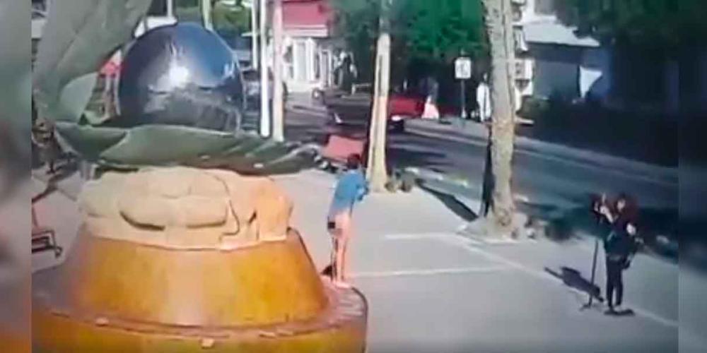 VIDEO. Mujer posa desnuda frente a escultura en La Paz BC