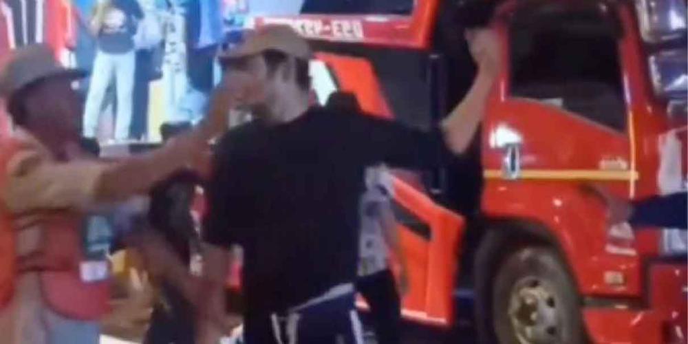 VIDEO. Hombre NOQUEA  a 5 sujetos en pelea callejera en Tailandia