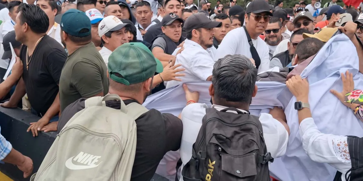 CNTE y grupo de Morena chocan a golpes y pedradas durante visita de Sheinbaum a Oaxaca