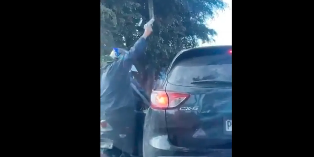 Asaltante dispara contra conductor en pleno tráfico de Guatemala. VIDEO