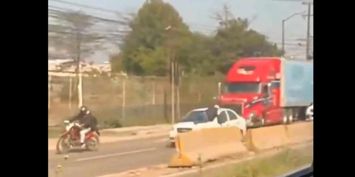 La historia detrás del sujeto aferrado a cofre de auto en movimiento en la México-Querétaro. VIDEO 