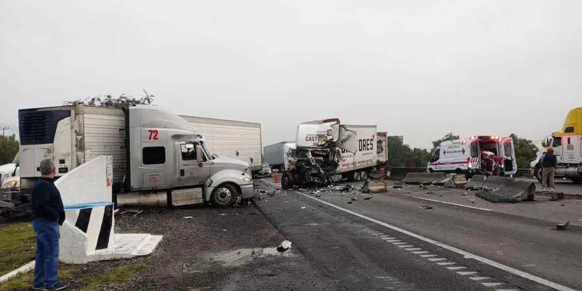 ¡Se salvó de milagro! Trailero graba choque múltiple en el EDOMEX