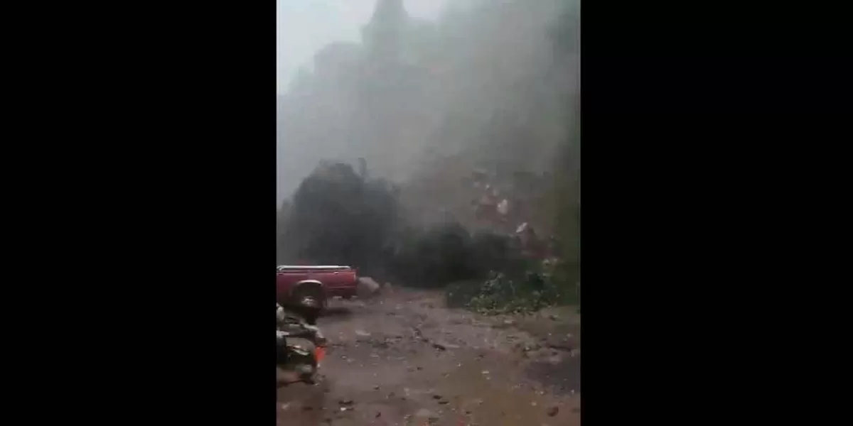 VIDEO. Lluvias provocan desgajamiento de cerro en Querétaro 