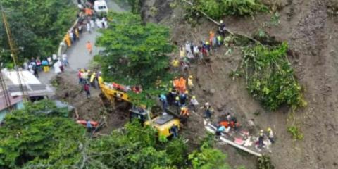 VIDEOS. Derrumbe de cerro en Colombia deja varios vehículos atrapados