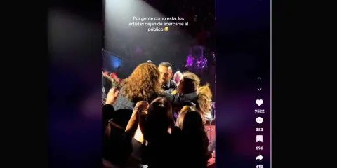 VIDEO. Fan se cuelga del cuello de Gloria Trevi 