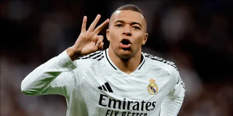 Con tres goles, Mbappé barre con Manchester City en la Champions 