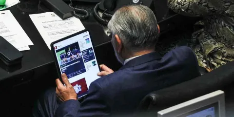Otra vez captan a Adán Augusto López revisando deportes en el Senado; fotógrafos arrinconados