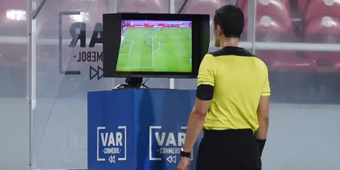 Aficionado sabotea el VAR en partido de la 2. Bundesliga al desconectar el monitor del árbitro