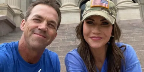 Bryon Noem golpea a Kristi Noem