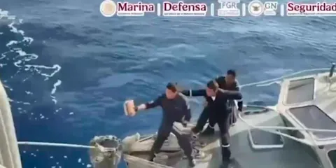 Marina asegura paquetes de cocaína flotando frente a Huatulco, Oaxaca