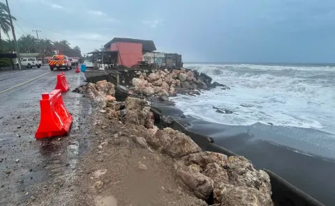 El huracán "Rachel" vuelve a categoría 2 mientras se aleja de las costas mexicanas