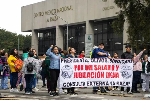 Trabajadores del IMSS convocan a marcha nacional y exigen la destitución de su líder sindical