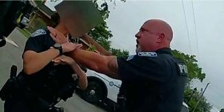 Se agarran entre “pareja”. Sargento de Policía en EU agrede a su compañera durante un arresto