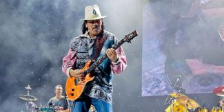 Luego de alarmar a todos, revelan que Carlos Santana se desmayó en pleno concierto por agotamiento