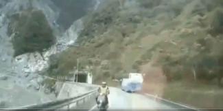 VIDEO.  Macabro accidente, motociclista cae a un barranco tras choque 
