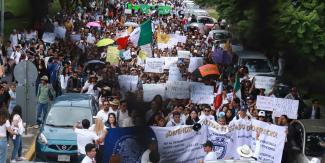 Alumnos de la UNAM marchan contra reforma judicial; amenaza nuestro futuro, dicen