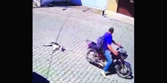 VIDEO. Sujeto arrastra a perro con su motocicleta y baja para patearlo en Jalisco 