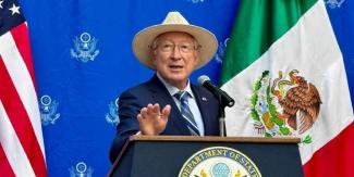 Ken Salazar cuestionó estrategia de “abrazos, no balazos” ¡No funcionó!