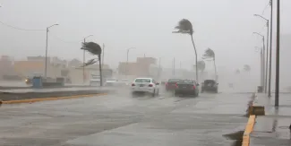 Lluvias torrenciales amenazan al sur mientras el norte soporta más de 40 grados