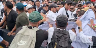 CNTE y grupo de Morena chocan a golpes y pedradas durante visita de Sheinbaum a Oaxaca