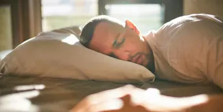 Dormir menos de 6 horas puede afectar tus músculos después de los 40