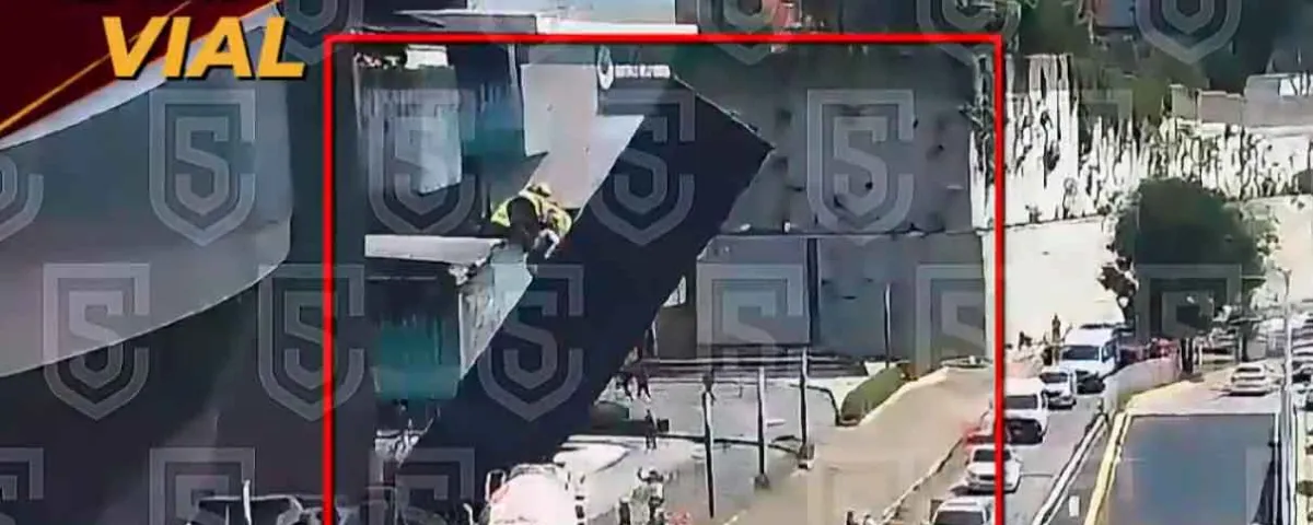 VIDEO. Enorme anuncio espectacular cae en Paseo Interlomas sobre una camioneta y personas