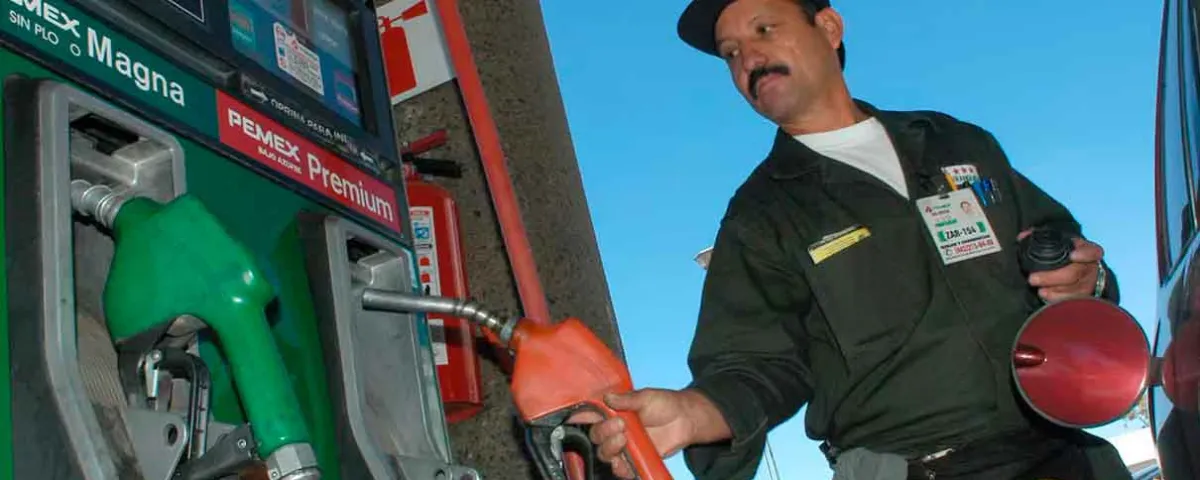 Gasolina regular seguirá debajo de 24 pesos hasta febrero de 2027