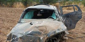 Policía provoca volcadura de auto en el que iba secuestrado; termina con la vida de sus captores