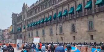 VIDEO. Normalistas de Ayotzinapa lanzan petardos a Palacio Nacional; hieren a 26 policías 