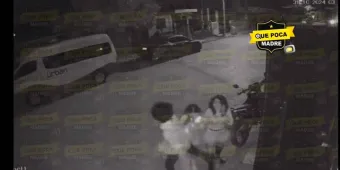 VIDEO. Violento  sujeto agarra a golpes a su novia a fuera de una fiesta 