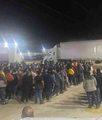 OTRA VEZ. Rescatan a 359 migrantes que viajaban “amontonados” en un tráiler en Veracruz